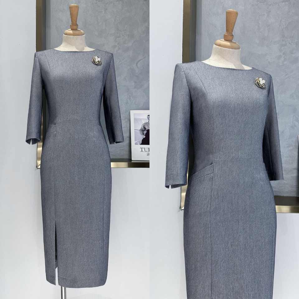 Women Formal Wear For Conference - ชุดสูทผู้หญิงสีเทาหรูหราพร้อมดีไซน์เปปลัม เสื้อเบลเซอร์คอทรงกลม ชุดเดรสยาวปานกลางพร้อมดีไซน์ผ่าด้านข้าง เหมาะสำหรับการสัมภาษณ์งานหรือการประชุมทางการ สามารถปรับแต่งได้ตามต้องการ