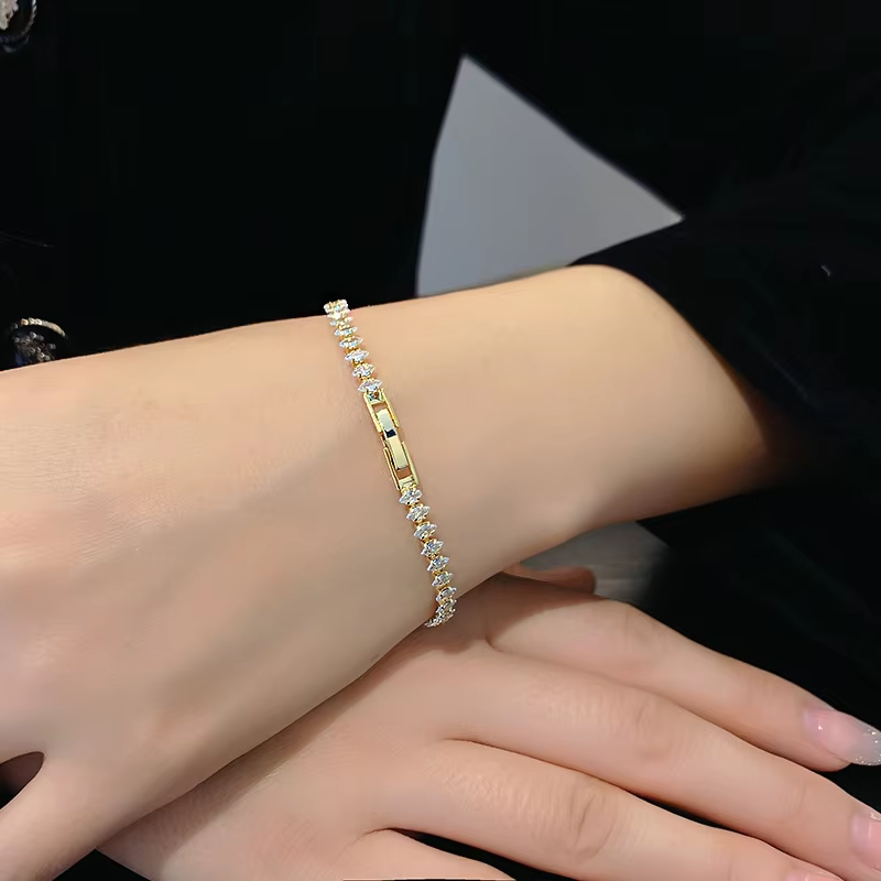 สร้อยข้อมือทองคำประดับเพชร CZ  - Formal Gala Wear Women บทวิจารณ์และราคา