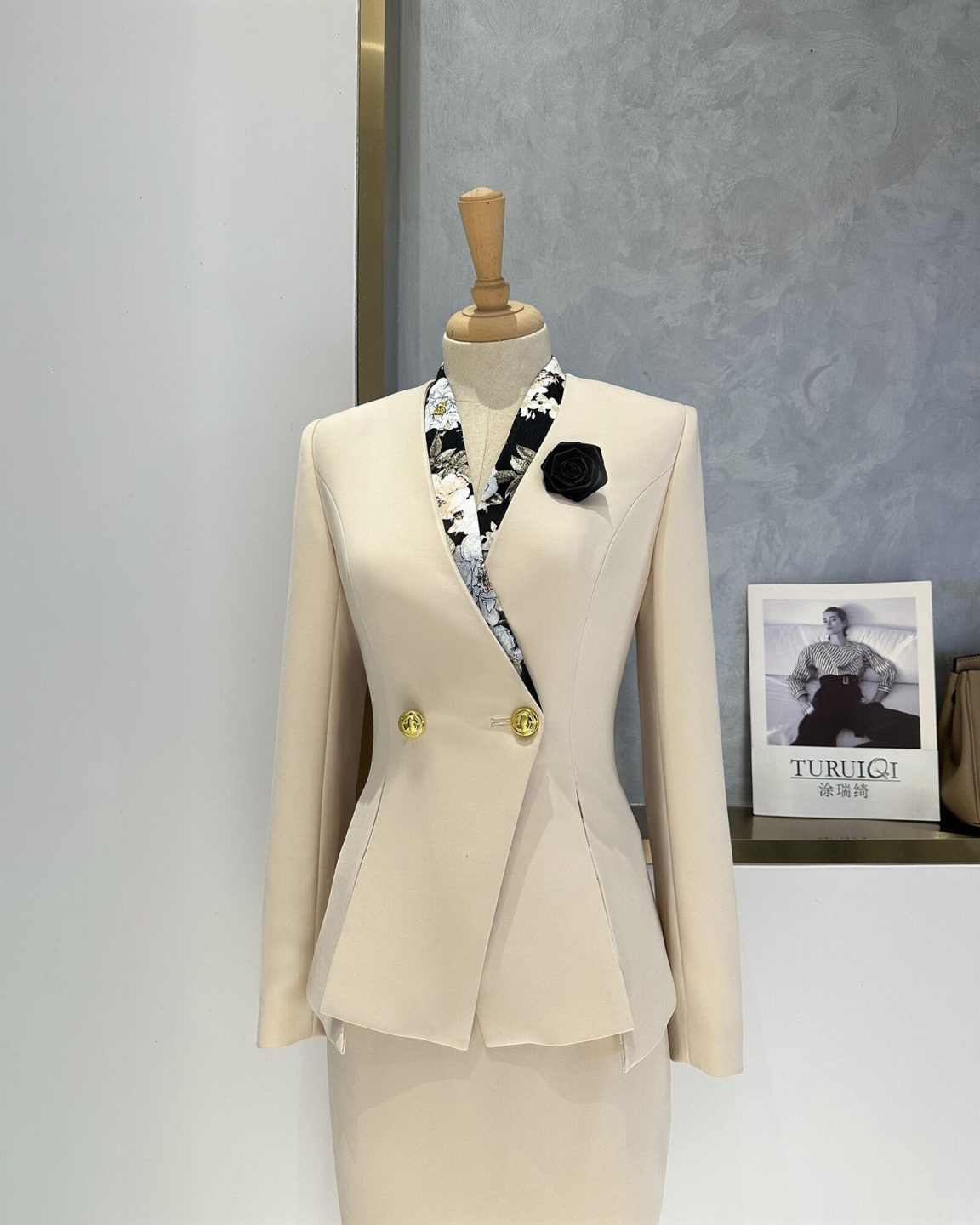 ชุดสูทผู้หญิงทรงเพปลัมสุดหรู พ - Women Formal Wear For Conference บทวิจารณ์และราคา