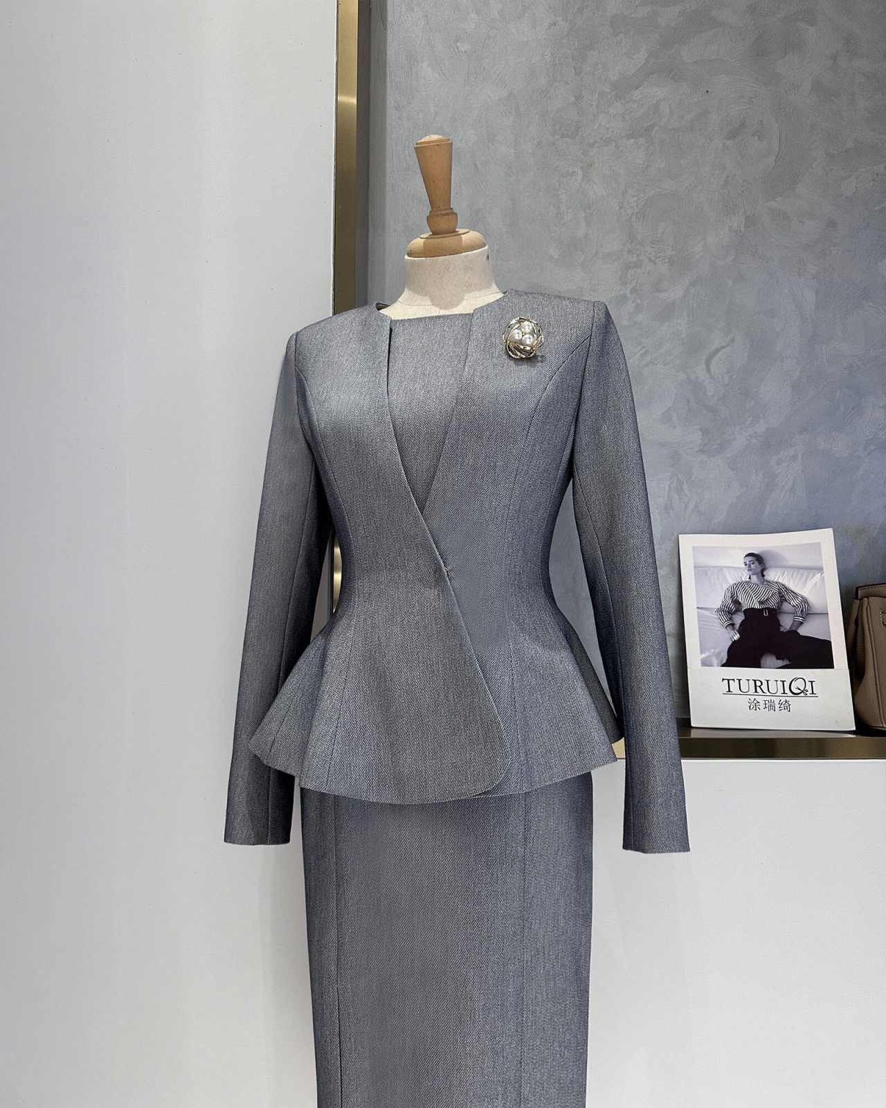 ชุดสูทผู้หญิงสีเทาหรูหราพร้อมด - Women Formal Wear For Conference บทวิจารณ์และราคา