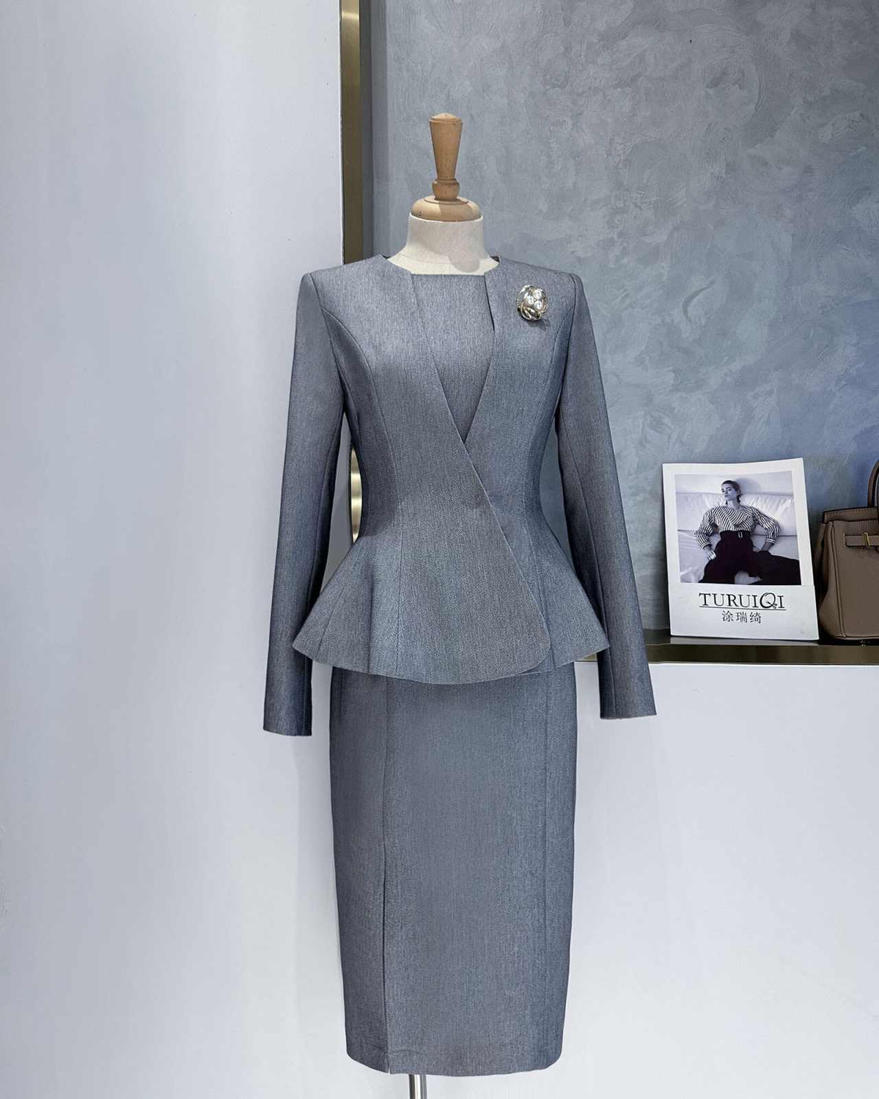 ชุดสูทผู้หญิงสีเทาหรูหราพร้อมด - Women Formal Wear For Conference บทวิจารณ์และราคา